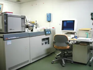 二重収束質量分析計